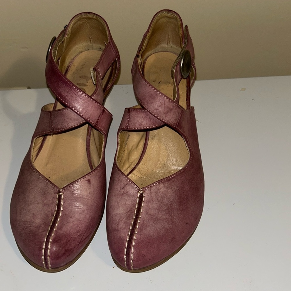 Fidji  pink leather shoe sz 8 great  condition poetic
 look, hippy sheek.